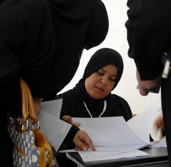 Women vote in Kuwait for the first time