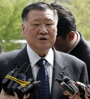 Arrest warrant sought for Hyundai chairman