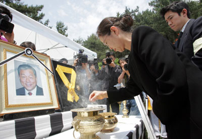 Late WHO chief Lee buried