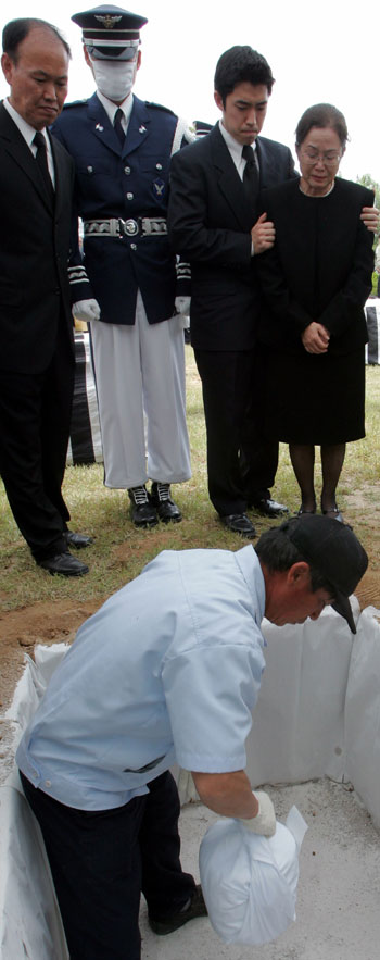 Late WHO chief Lee buried