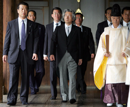 Japan PM Koizumi visits war shrine 