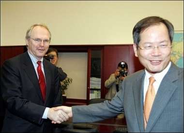 N.Korean nuclear talks envoys converge on Beijing
