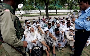 Hundreds surrender at Pakistani mosque 