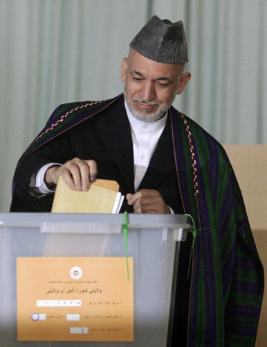 Afghans vote for president under violence threat