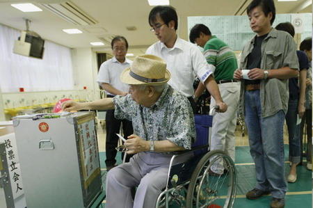 Japanese cast votes for the lower house election