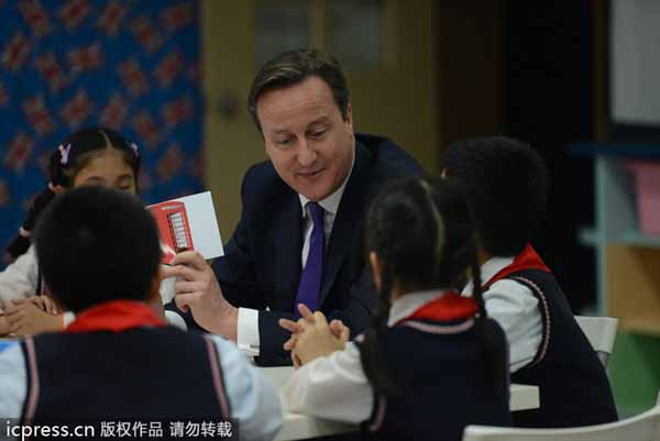 Cameron shows table tennis skills in China