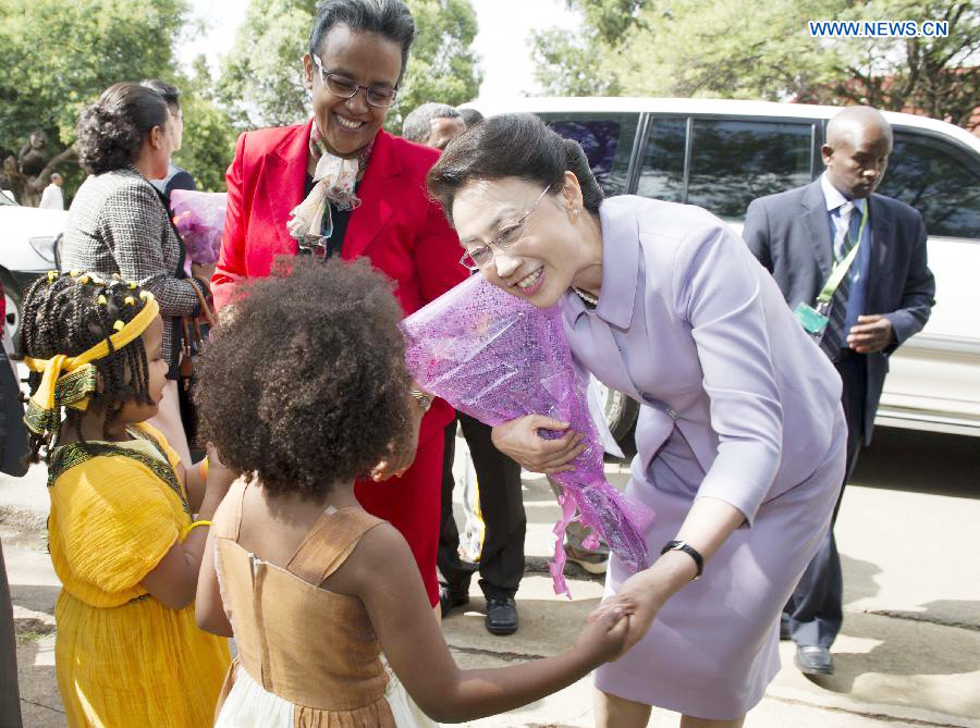 Premier Li's wife visits Addis Ababa University in Ethiopia