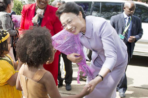 Wife of Chinese Premier visits women's organization in Nairobi