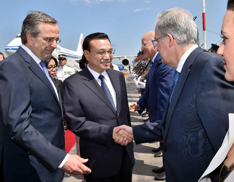 Premier Li lays wreath on tomb of unknown soldiers in Athens