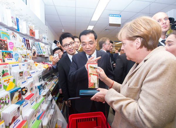 Two government heads visit a supermarket