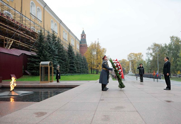 Premier Li lays wreath at Tomb of the Unknown Soldier