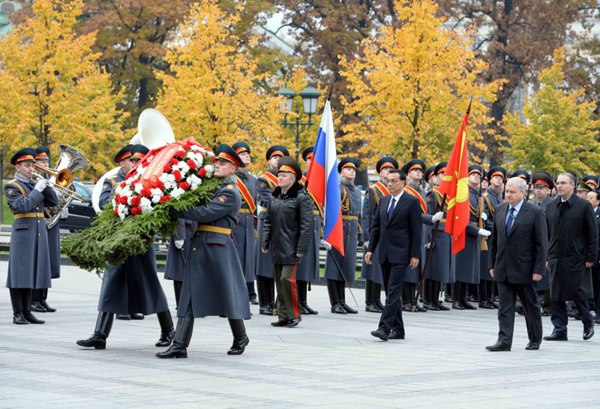 Premier Li lays wreath at Tomb of the Unknown Soldier