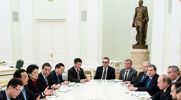 Li Keqiang meets Vladimir Putin in Moscow