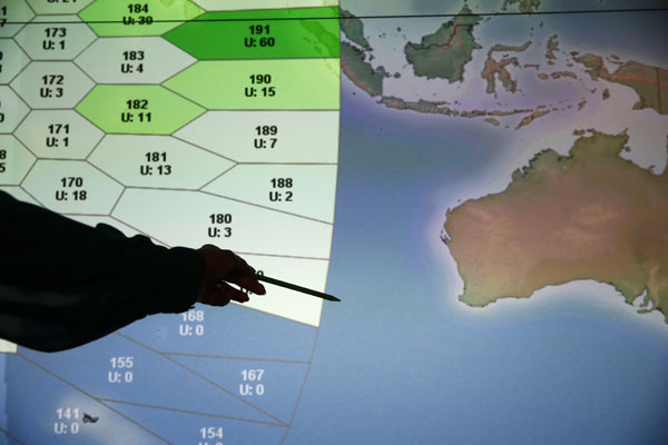 Chinese aircraft, icebreaker reach target areas