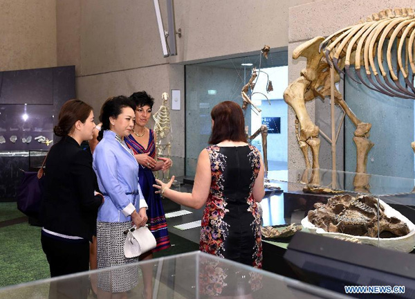 Peng Liyuan visits Queensland Museum in Brisbane, Australia