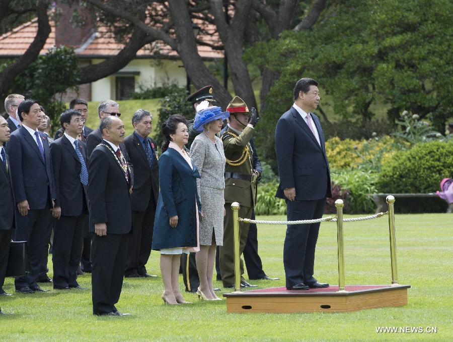 President Xi attends welcoming ceremony in Wellington, New Zealand