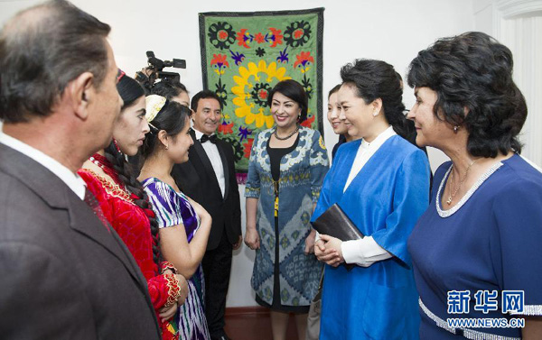 First lady Peng Liyuan hits the right note