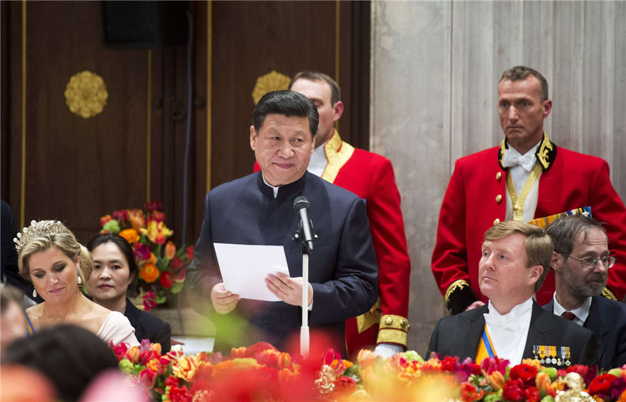 Xi, Peng dazzle in classic Chinese garments