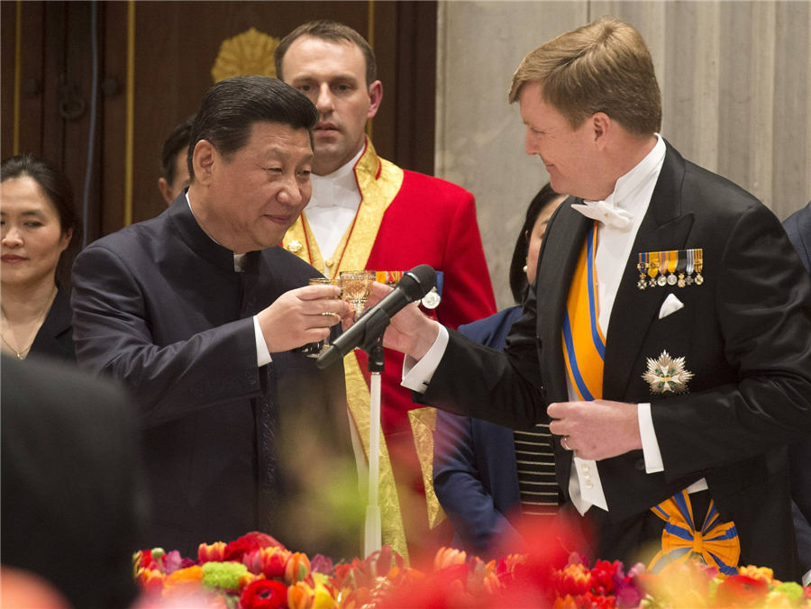 Xi, Peng dazzle in classic Chinese garments