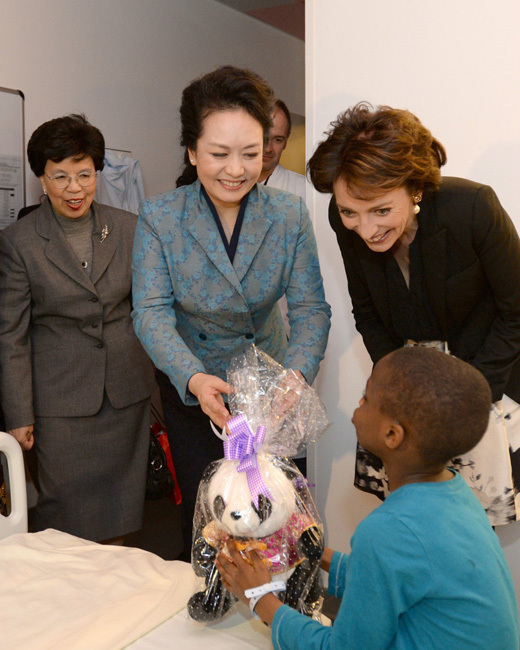 Peng Liyuan hugs boy with asthma in Paris