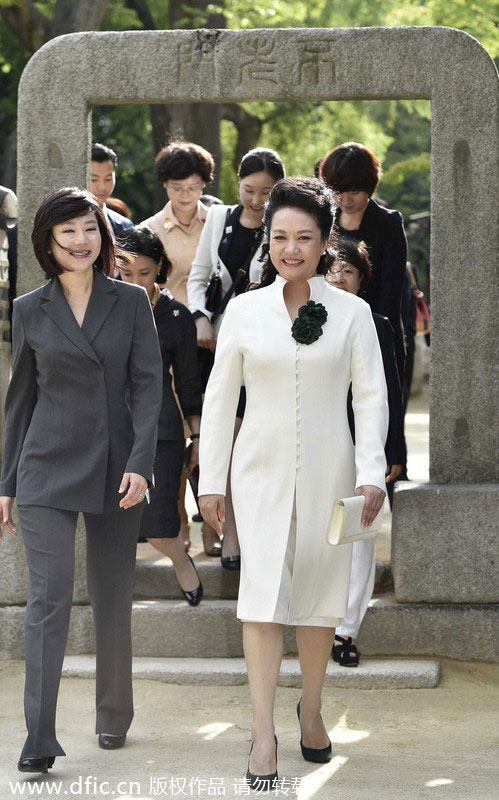 First lady Peng visits S. Korean heritage sites