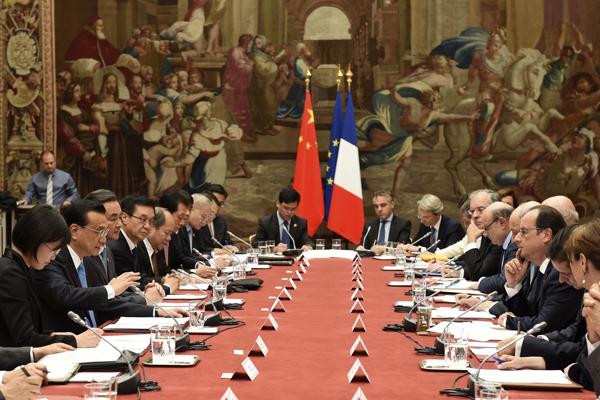 Premier Li meets French president in Paris