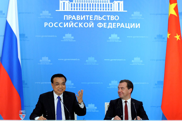 Premier Li Keqiang meets with Dmitry Medvedev in Moscow