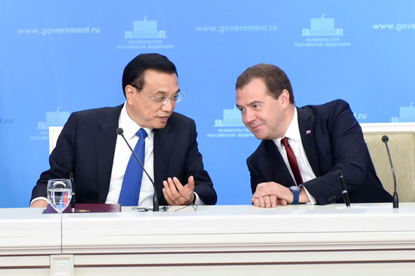 Premier Li Keqiang meets with Dmitry Medvedev in Moscow