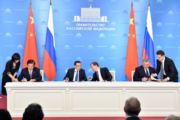 Premier Li Keqiang meets with Dmitry Medvedev in Moscow
