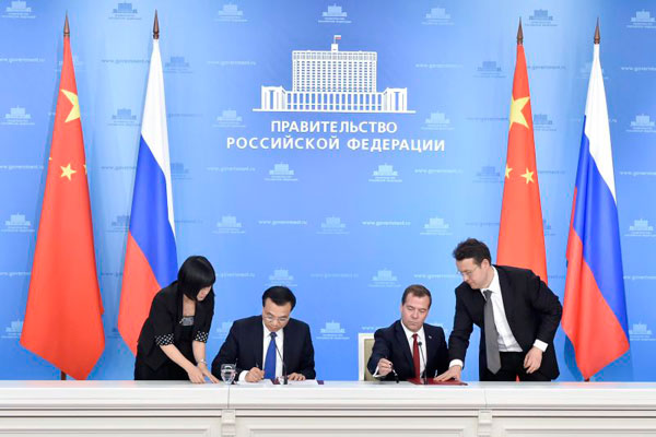 Premier Li Keqiang meets with Dmitry Medvedev in Moscow