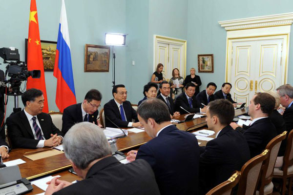 Premier Li Keqiang meets with Dmitry Medvedev in Moscow