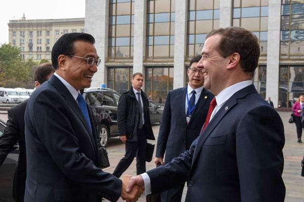 Premier Li Keqiang meets with Dmitry Medvedev in Moscow