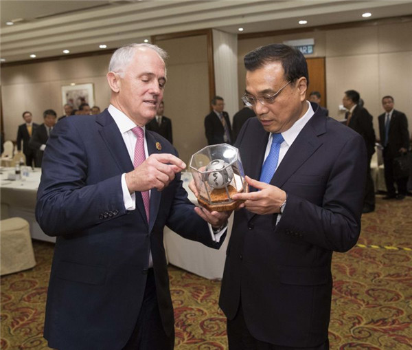 Premier Li exchanges gifts with Australian PM