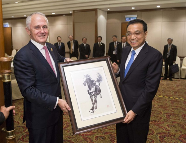Premier Li exchanges gifts with Australian PM