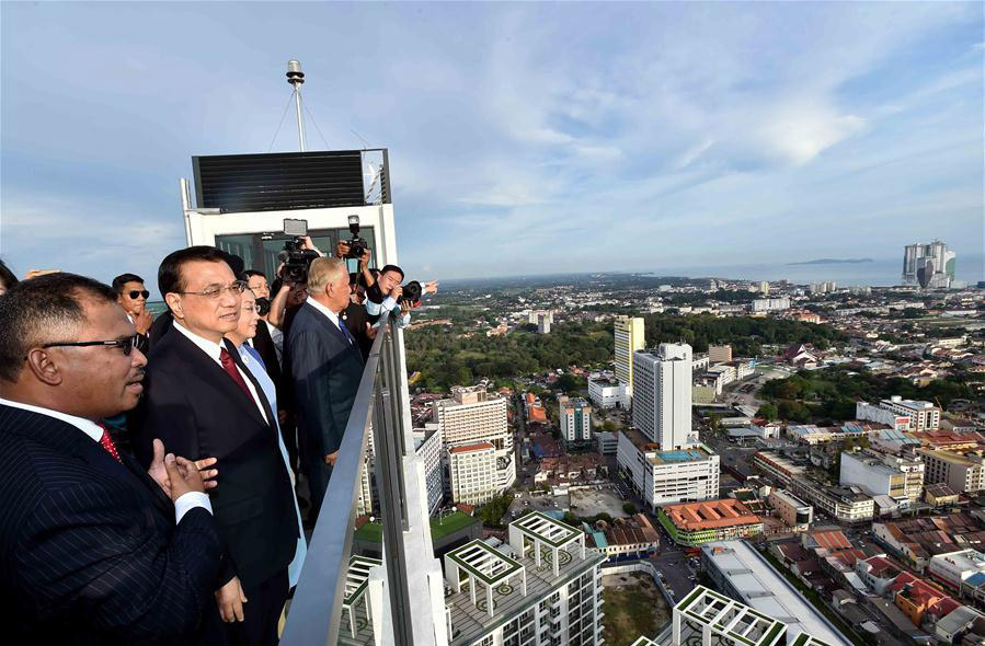 Premier Li meets old friends at specialty shop in Malacca