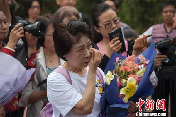 Japanese war orphans visit graves of adoptive Chinese parents