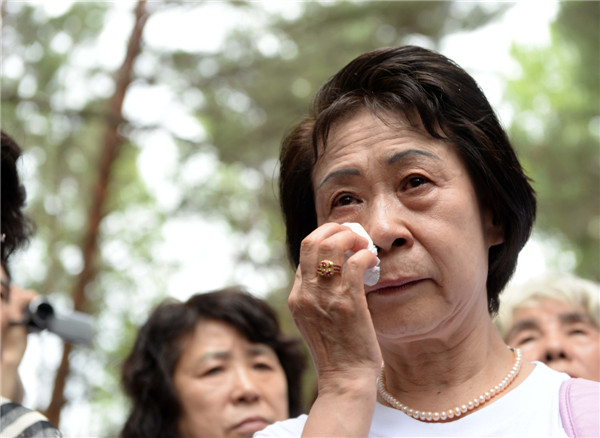 Japanese war orphans visit graves of adoptive Chinese parents