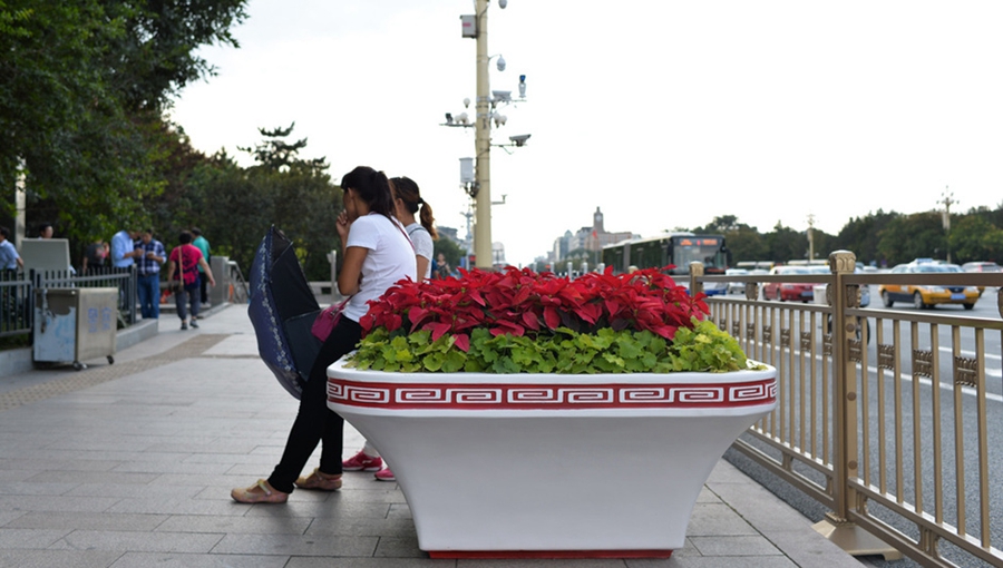 Floral replica of the Great Wall appears on Tian'anmen Square