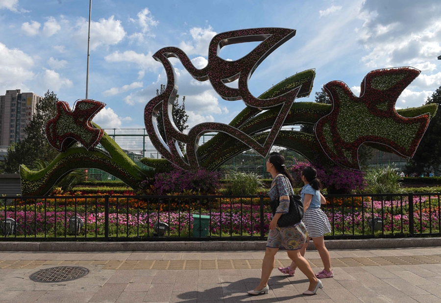 Floral replica of the Great Wall appears on Tian'anmen Square