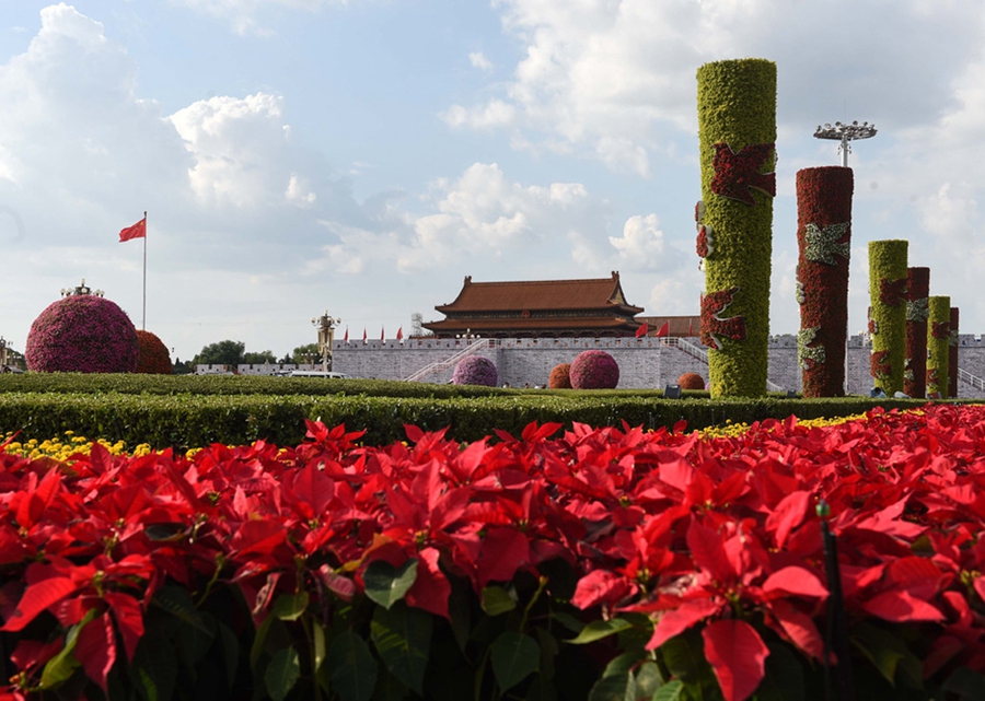 Floral replica of the Great Wall appears on Tian'anmen Square