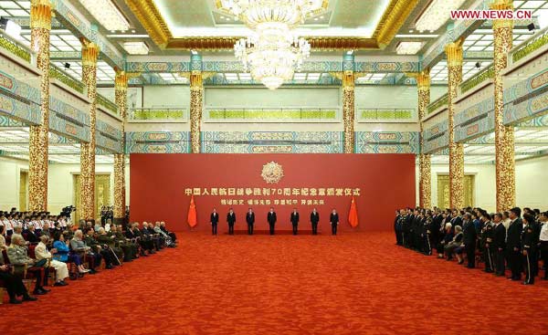 President Xi awards medals to veterans