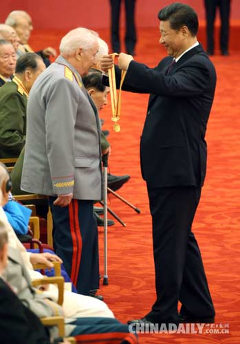 President Xi awards medals to veterans