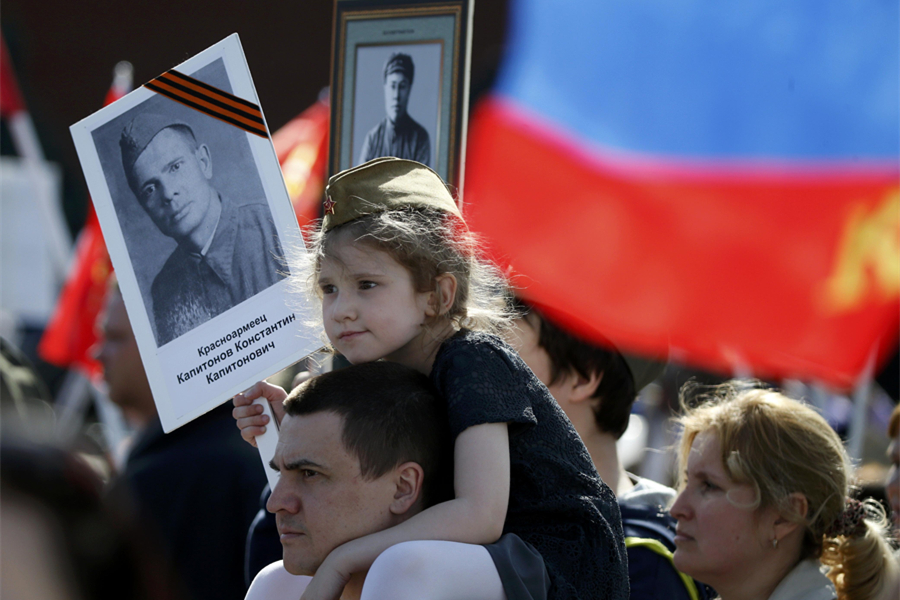 Hundreds of thousands march through Moscow in memory of 'Immortal Regiment'