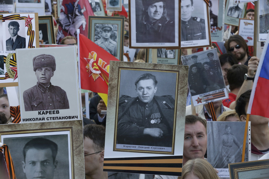 Hundreds of thousands march through Moscow in memory of 'Immortal Regiment'