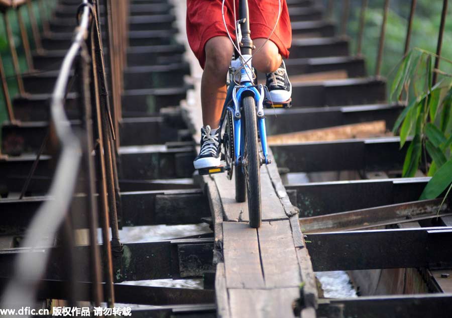 Indonesian children's risky shortcut to get to school