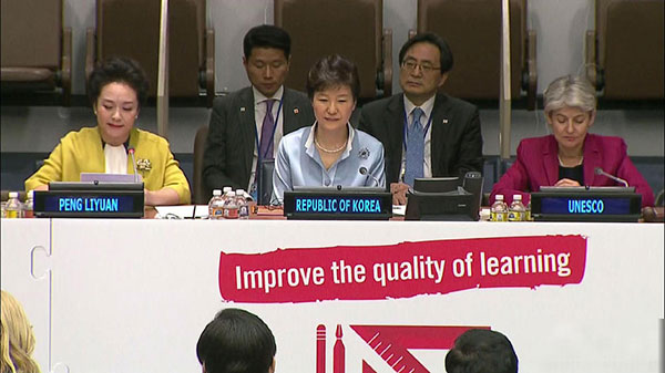 First Lady Peng delivers speech in English at UN