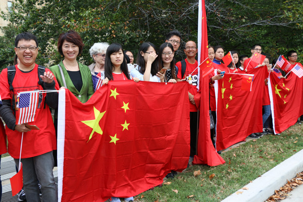 Crowds welcome China's first lady visit to the national zoo