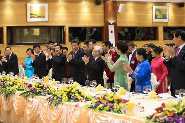 President Xi receives welcoming banquet in Hanoi