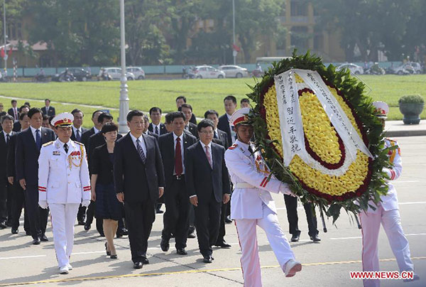 Chinese president attends wreath laying ceremony in Hanoi