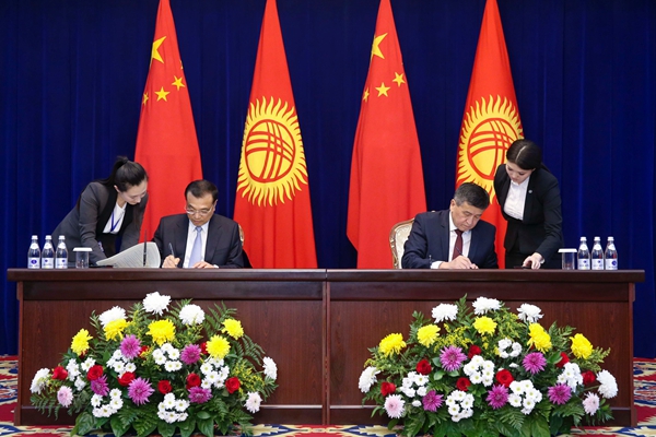 Premier Li and Kyrgyz PM sign joint communiqué